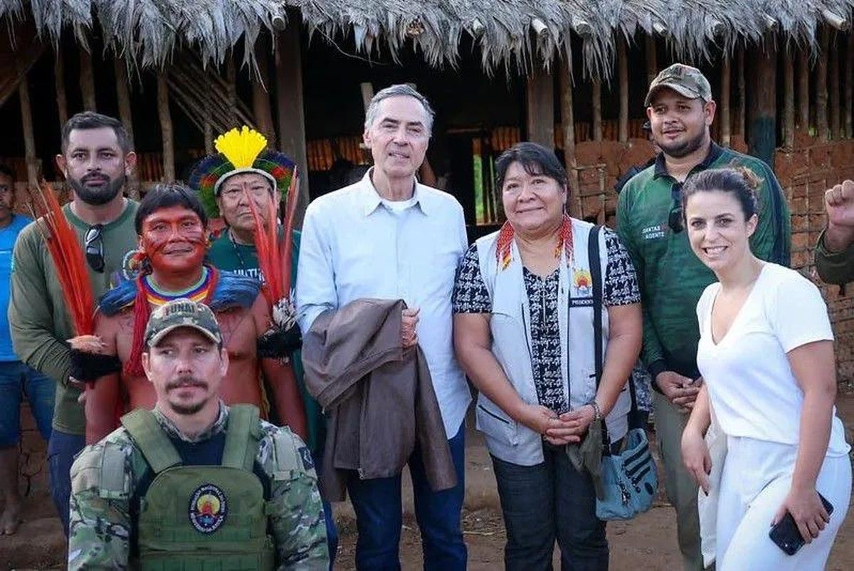 Presidente do STF e do CNJ sobrevoa áreas de garimpo e dialoga com comunidade Yanomami
