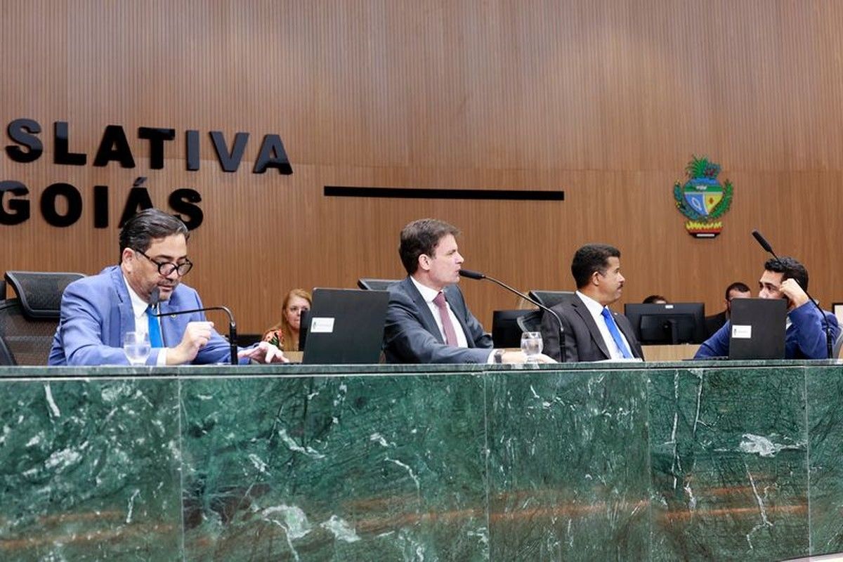 Alego adia avanço do fim da ‘taxa do agro’ e da remissão de ICMS sobre GTA após emendas em plenário